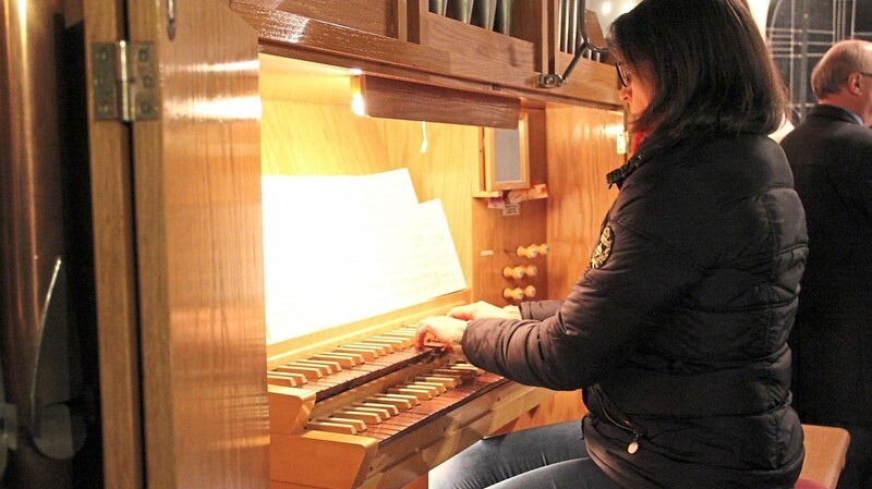 Ingrid Kuhn an der Orgel.