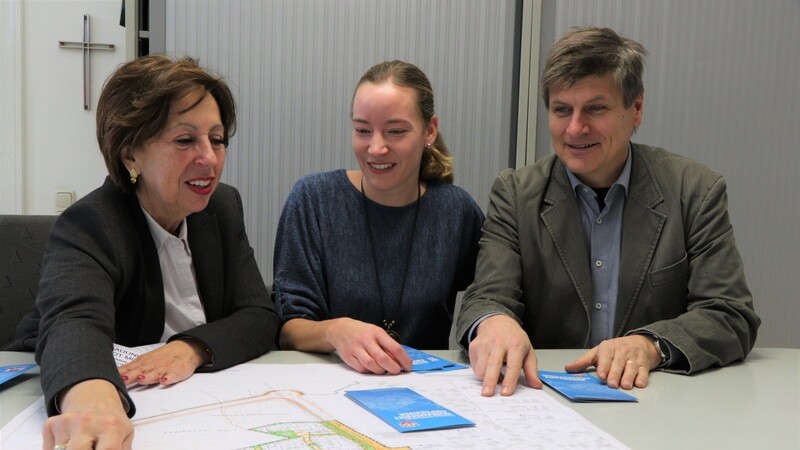 Bürgermeisterin Anita Meinelt (v. l.), Klimaschutzmanagerin Melanie Falkenstein und dritter Bürgermeister Michael Stanglmaier stellen die Vergabeverfahren des Baugebiets und die Fördermöglichkeiten vor.