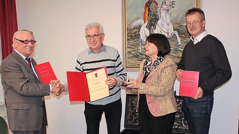 Bei der Auszeichnung (von links): Franz Weschta, Karl Reitmeier, Elke Pecher und Bürgermeister Markus Ackermann.