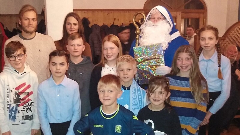 Die Fanclub-Kinder und Jugendlichen mit dem weiß-blauen Nikolaus.