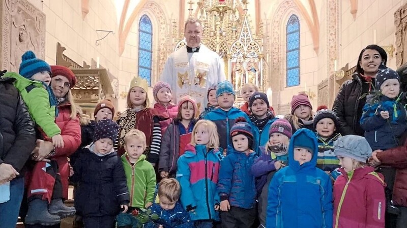 Pfarrer Höllmüller zelebrierte die Andacht, die die Kinder maßgeblich mitgestalteten.