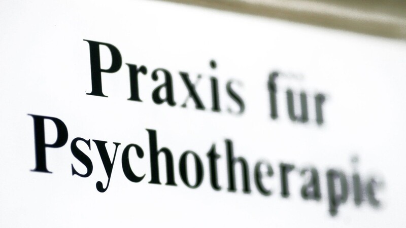 Ein Schild einer Praxis für Psychotherapie in Stendal.