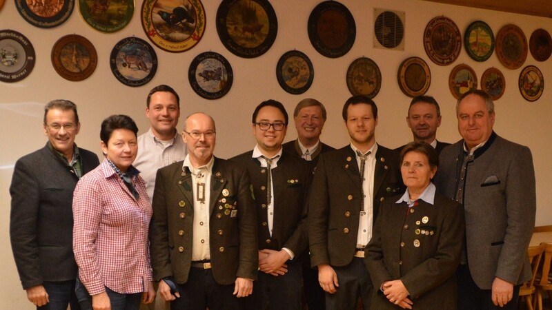 Auch Bürgermeister Josef Klaus (r.), dessen Vize Jakob Sand (l.) und Schützenmeister Rudi Mischko (4.v.l.) dankten den geehrten Mitgliedern für ihre langjährige Treue zum Verein.