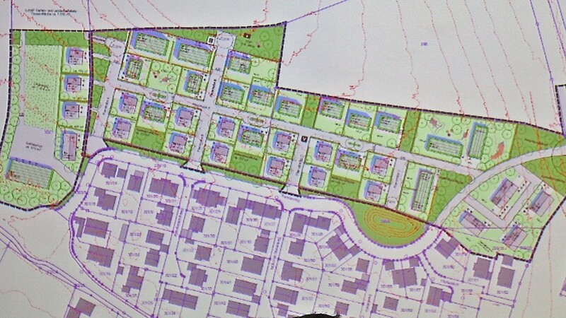 Bürgermeister Georg Krojer stellte eine Planvariante für das Baugebiet Wollersdorfer Feld II vor.