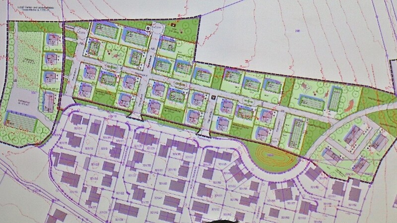 Bürgermeister Georg Krojer stellte eine Planvariante für das Baugebiet Wollersdorfer Feld II vor.
