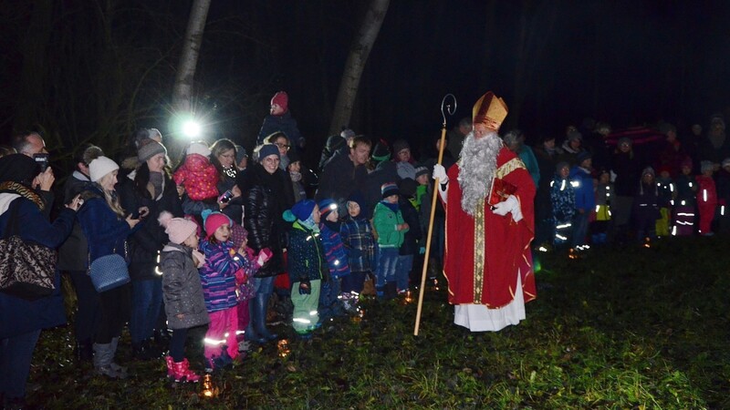 Am Waldrand bekamen die Kinder den Heiligen zu sehen.