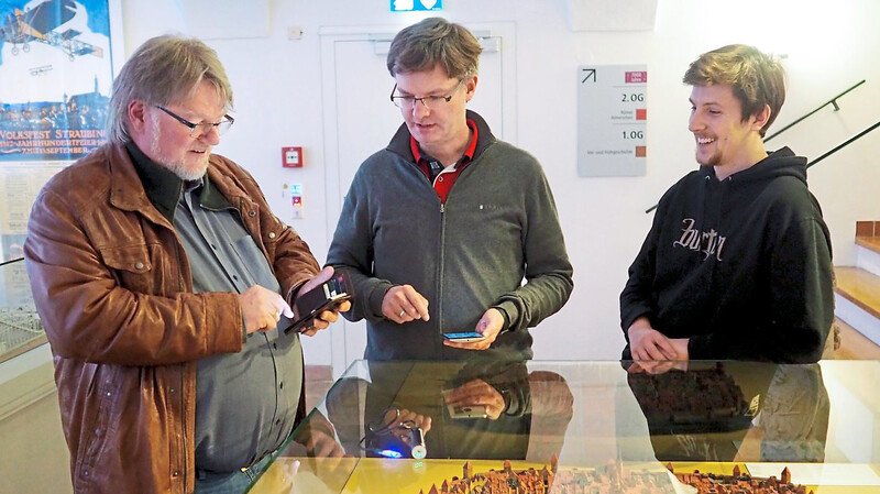 Museumsleiter Prof. Dr. Günther Moosbauer testet mit Prof.-Ing. Frank Deinzer und Doktorand Toni Fetzer (v.l.) den Empfang der Wifi-Bacons.