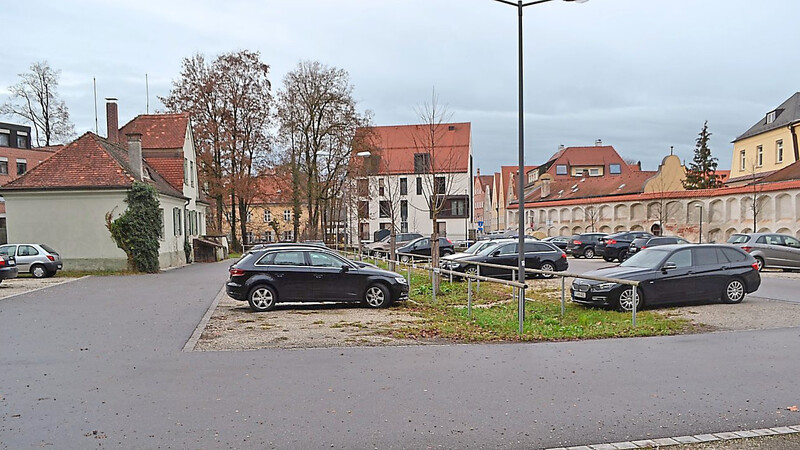 Da die Grieserwiese häufig belegt ist, sollen alternative Standorte für Wohnmobile untersucht werden, darunter der Kolpingparkplatz in der Freyung.