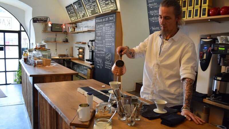 Der "Fauli" - nach vielen Stationen ist Martin Faulwasser in Cham gelandet und serviert Kaffee und Tee in seiner Kaffeeküche.