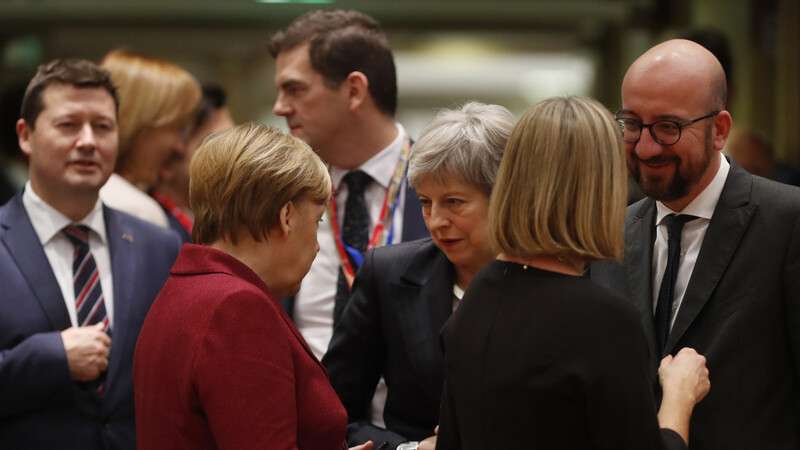 Einträchtige Momentaufnahmen vom EU-Gipfel: Die anderen Staats- und Regierungschefs werden Theresa May aber nicht vor den eigene