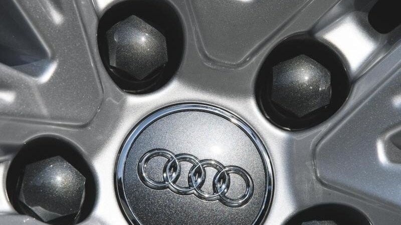 Das Logo des Autoherstellers Audi steht auf einer Felge. Foto: Sebastian Gollnow/Archiv