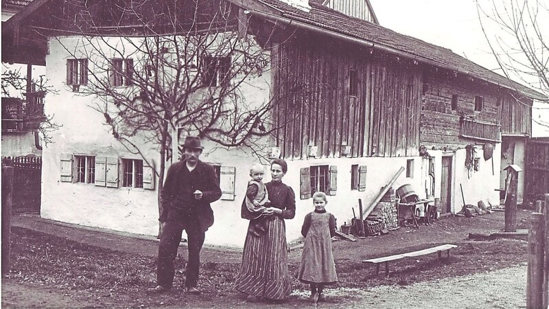 Joseph Klarhauser aus Haunersdorf war ein Aktivist des Bayerischen Bauernbundes. Klarhauser war Straßenwart im Bezirksamt Landau und betrieb nebenbei eine kleine Landwirtschaft. Die Familienaufnahme ist wohl vor 1920 entstanden.