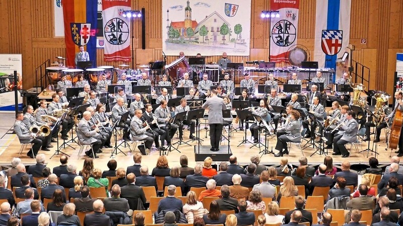 Das Gebirgsmusikkorbs der Bundeswehr aus Garmisch-Partenkirchen unter der Leitung von Hauptmann Rudolf Piehlmayer begeisterte.