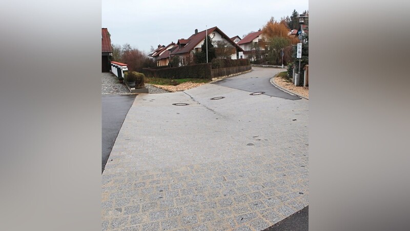Bürger beantragten bei der Gemeinde, dass diese prüft, ob die Mulde im Kreuzungsbereich von Buchenstraße und Birkenstraße ordnungsgemäß ist