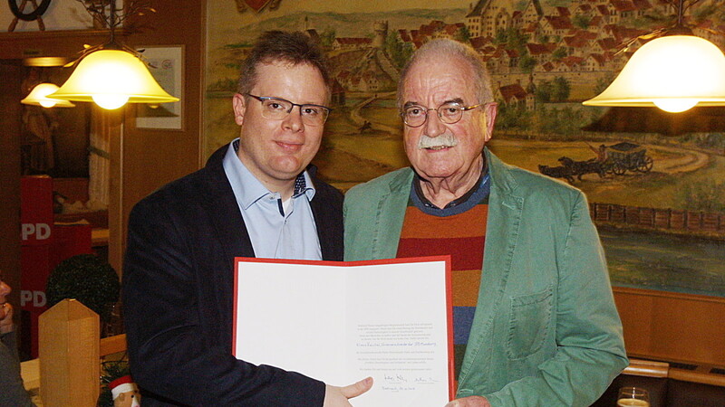 Vorsitzender Mathias Kern überreicht Klaus Reichel (r.) die Urkunde.