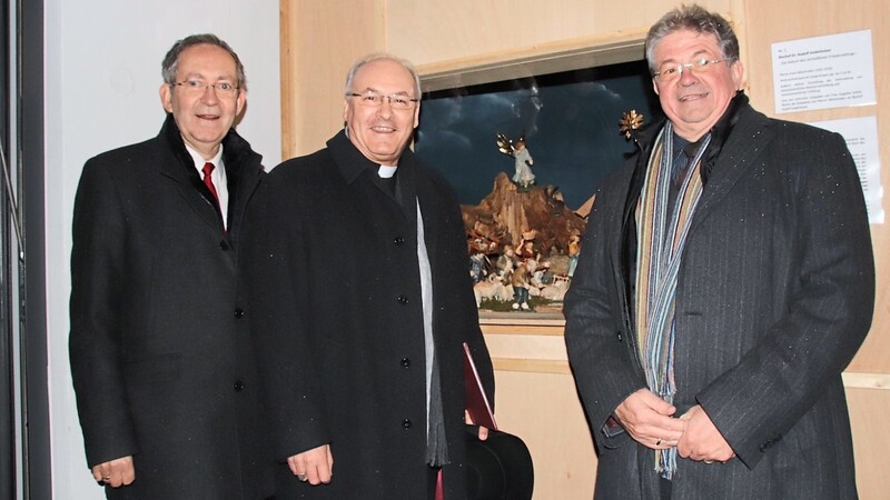 Bischof Dr. Rudolf Voderholzer (Mitte) freut sich mit Kulturreferent Klemens Unger (l.) und Franz Glas (r.), wie seine Krippenfiguren aufgestellt und in die Umgebung eingebettet sind.