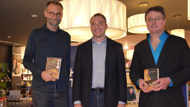 Autoren aus der Region für die Region präsentierte die Buchhandlung Pustet: (v.l.) Hans Irler, Pustet-Geschäftsführer Jürgen Preißer und Stefan Stadler.