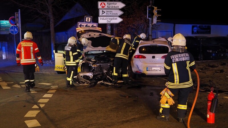 Den schlimmsten Anblick des Wochenendes bot sich beim Unfall mit sieben Menschen an der Schlesischen Straße.