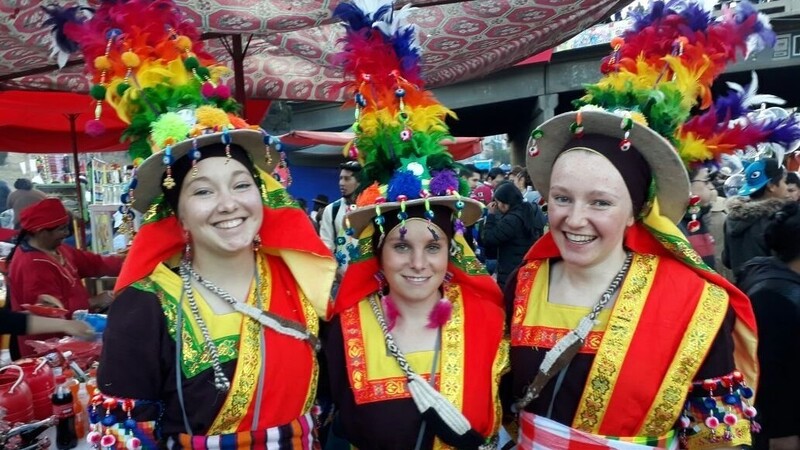 Ramona Renner (Mitte) mit deutschen Freundinnen in festlicher Kleidung für einen Umzug an einem der bolivianischen Feiertage.