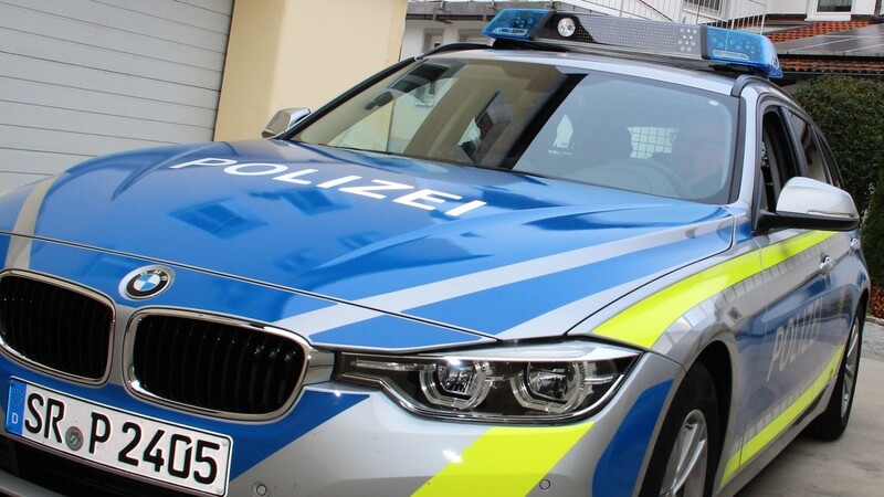 Vor nur wenigen Wochen geliefert, jetzt in der Werkstatt: Weil Jugendliche aus Wallersdorf das neue blaue Polizeiauto demolierten, ist es jetzt mit einem Schaden von 8 000 bis 10 000 Euro Schaden bei der Reparatur.