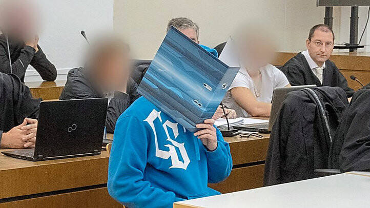 Volle Reihen: Die Angeklagten sitzen neben ihren Verteidigern im Verhandlungssaal. Die Männer im Alter zwischen 15 und 25 Jahren waren Mitte April an dem Geschehen in der Passauer Innenstadt beteiligt.