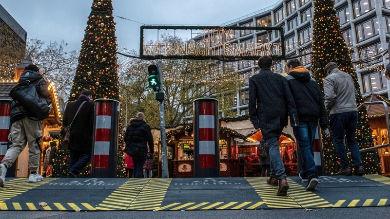 Für den Berliner Weihnachtsmarkt an der Gedächtniskirche werden umfangreiche Absperrungen aufgebaut. Zwei Jahre nach dem Terroranschlag wird der Weihnachtsmarkt massiver geschützt als je zuvor.