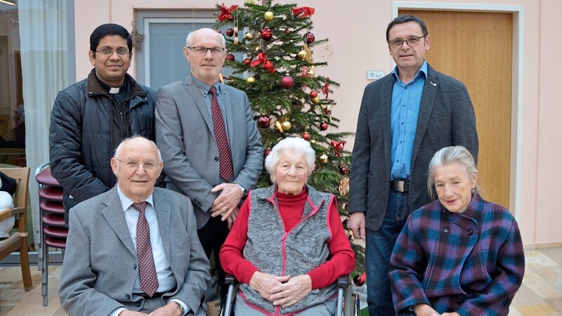 Egon Dorner (v.l. sitzend), die Jubilarin Karolina Knab, Babette Brunner sowie (stehend v.l.) Pater Moses, 2. Bürgermeister Konrad Stadler und Helmut Schaitl.