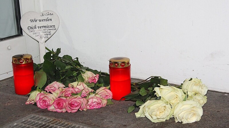 Die Trauer ist groß. Auf den Stufen zum Verwaltungsgebäude sind Blumen abgelegt und Kerzen entzündet.