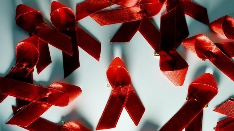 Wenn eine HIV-Infektion bekannt ist, kann mit Medikamenten verhindert werden, dass Aids ausbricht. (Symbolbild)
