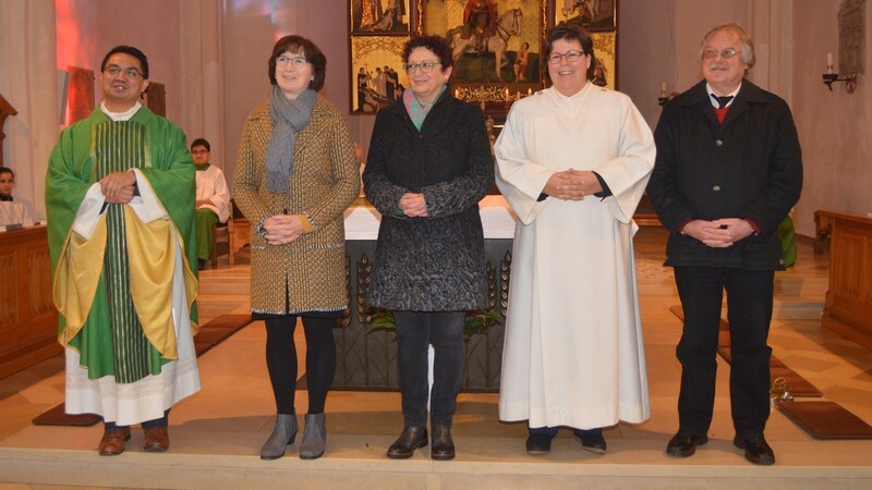 Erstmals trat das neue Leitungsteam in der Öffentlichkeit auf: Pater Altus Jebada, Ingeborg Neudecker, Sabine Fries, Gemeindereferentin Rosemarie Bär-Betz und Josef Degenbeck (von links).