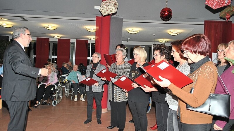 Tradtionelle Weihnachtslieder und ein außergewöhnlich schön klingendes schwedisches Volkslied sang der gemischte Chor im Seniorenheim.