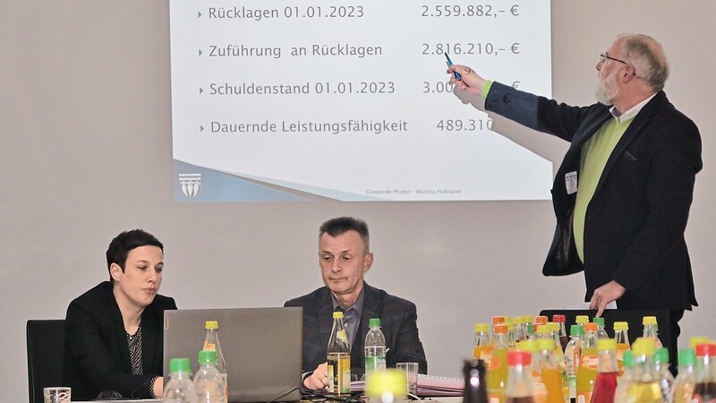 Martina Hofmann, Bürgermeister Hans Biederer und Geschäftsleiter Dr. Markus Liebl stellten den Haushaltsentwurf vor.