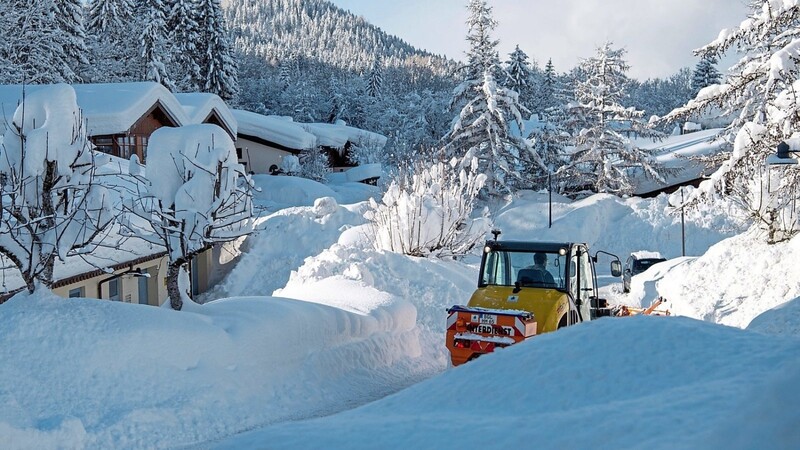 Die Schneewände werden immer höher: Ein Räumfahrzeug fährt durch den Ortsteil Buchenhöhe bei Berchtesgaden, der weitestgehend von der Außenwelt abgeschnitten ist.