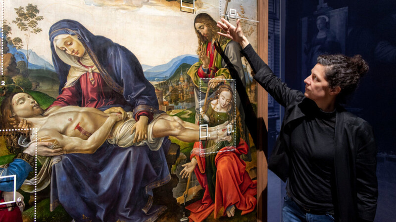 Restauratorin Ulrike Fischer erklärt ihre Arbeit an Raffaellino del Garbos "Beweinung Christi" (um 1500) in der Florenz-Ausstellung der Alten Pinakothek.