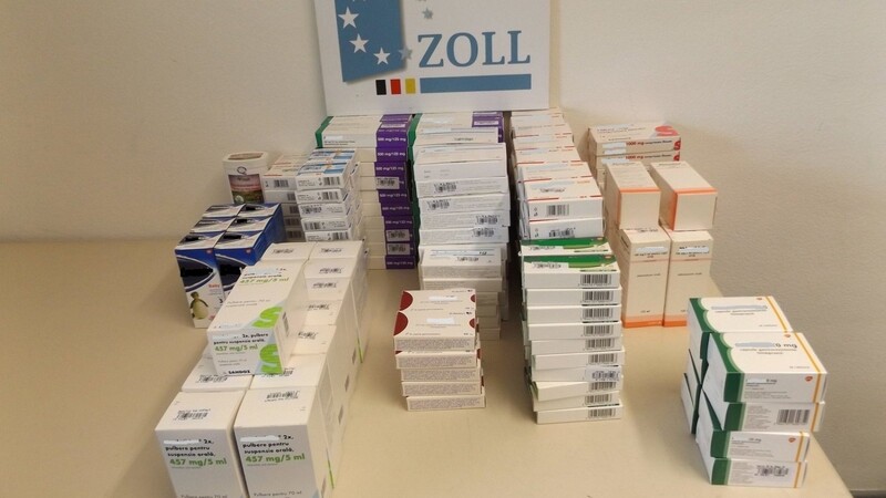 Further Zöllner haben über 400 Packungen Medikamente sichergestellt, der größte Teil davon verschreibungspflichtig.