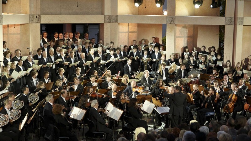 Der Kammerchor Straubing und das Niederbayerische Kammerorchester tragen nach Ansicht des Auswärtigen Amtes zur Pflege der internationalen Beziehungen bei. In der Karwoche steht ein Konzert in Rom auf dem Programm.