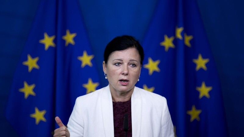 EU-Kommissarin Vera Jourova begrüßt die Ausweitung der EU-Datenschutzverordnung auf Japan.