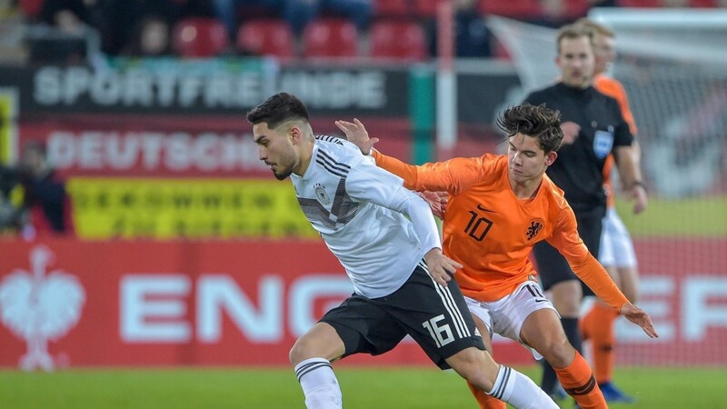 Der deutsche U21-Nationalspieler Suat Serdar (links) behauptet sich gegen den Niederländer Ferdi Kadioglu.