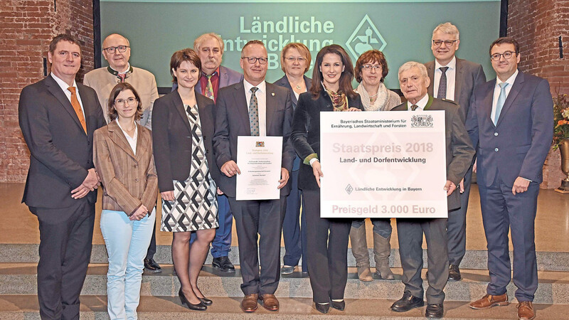 Ministerin Michaela Kaniber (5. v. r.) überreichte den Staatspreis an die Vertreter der Gemeinde Elsendorf; Glückwünsche kamen auch von Landrat Martin Neumeyer (2. v. l.).