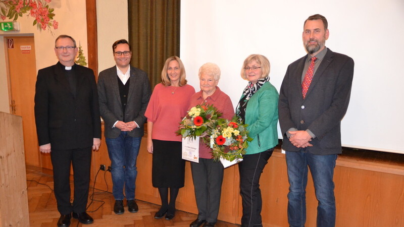 Die geehrten Mitarbeiter zusammen mit Pfarrer Kuniszewski, Pfarrvikar Pfeffer und den PGR-Sprechern.