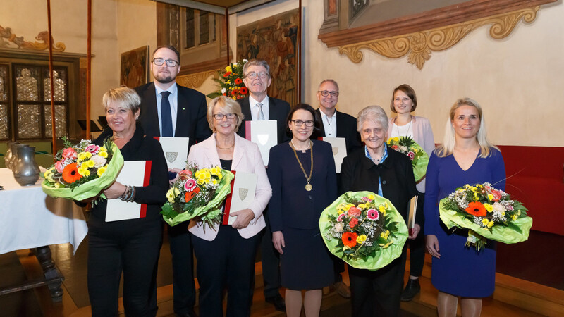 Strahlende Gesichter: Bürgermeisterin Gertrud Maltz-Schwarzfischer (vorne, Mitte), Festrednerin Verena Bentele (rechts) und die Geehrten.