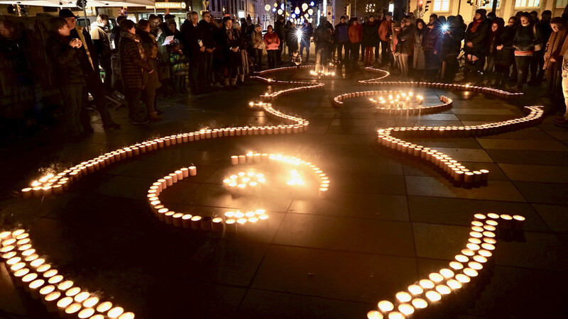 Anlässlich der Caritas-Aktion "Eine Million Sterne" hüllten über 250 Kerzen den Steiner-Thor-Platz in ein warmes Licht.