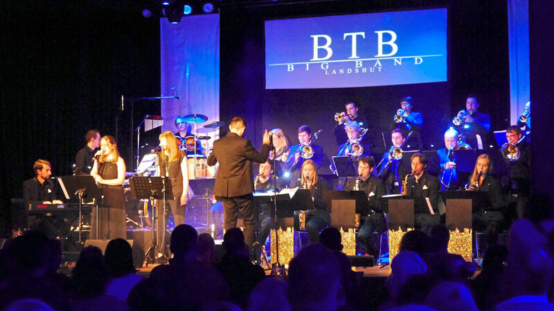 Das Publikum des Benefizkonzerts der BTB-Bigband war begeistert vom Facettenreichtum des Programms. Vor allem die Sängerinnen Laura Minet (links) und Julia Nagelschmitz glänzten mit ihrem Können.