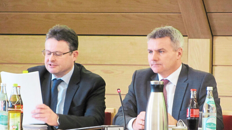 Zum Auftakt der Haushaltsberatungen machten Landrat Peter Dreier (r.) und Kreiskämmerer Gerhard Brandstetter die Mitglieder des Kreisausschusses mit den Eckdaten des Etatentwurfs für 2019 vertraut.