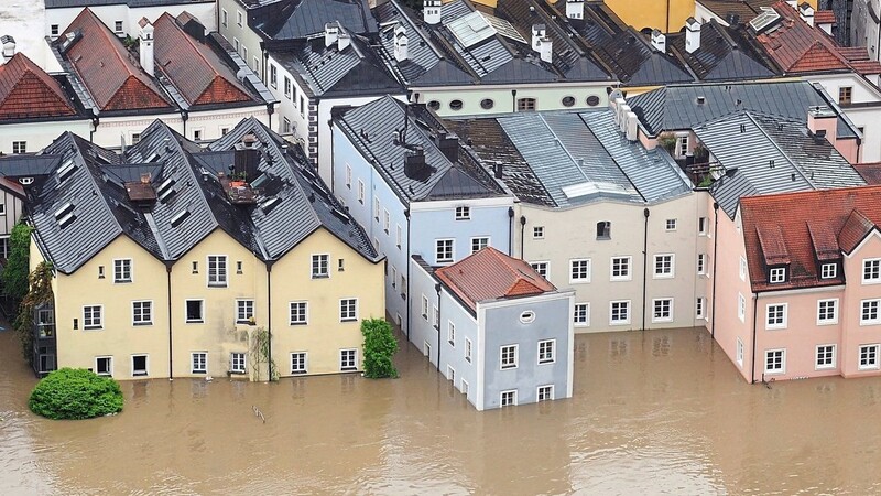 Bilder wie dieses haben sich bei betroffenen Donau-Anwohnern in Passau ins Gedächtnis gebrannt. Auch Deggendorf hatte es im Jahr 2013 schlimm erwischt. Deshalb wird das Thema Flutpolder so leidenschaftlich diskutiert.