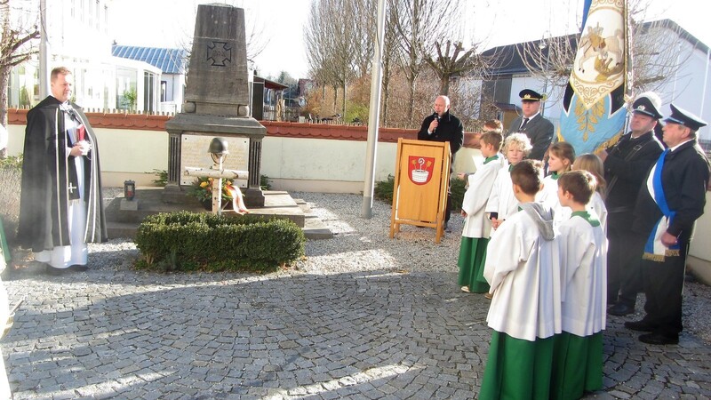 In Wörth an der Isar trat Bürgermeister Stefan Scheibenzuber zuseiner Absprache ans Kriegerdenkmal