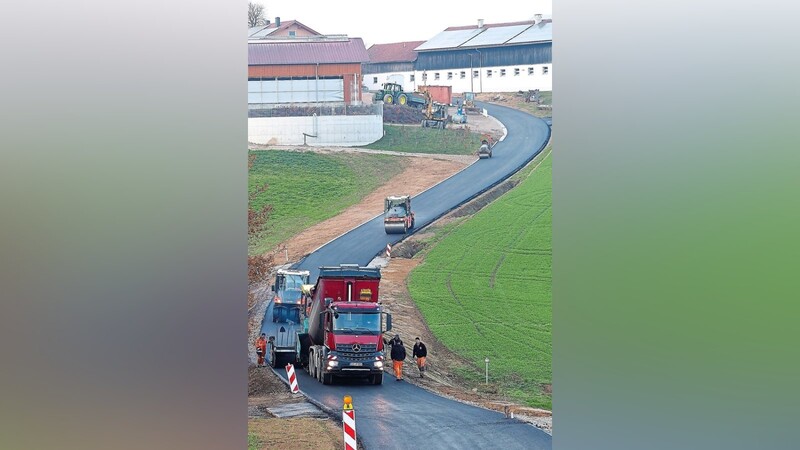 Nach dem Aufbringen der Asphaltfeinschicht Ende vergangener Woche ist die Sanierung der Gemeindeverbindungsstraße von Unteraigen nach Oberaign abgeschlossen, 2019 soll noch die Ortsdurchfahrt Oberaign folgen.