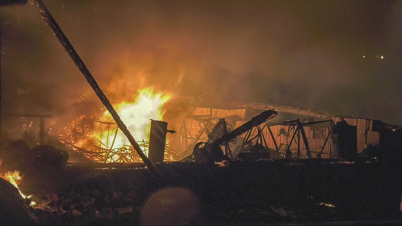 In Kößlarn ist in der Nacht auf Sonntag eine Maschinenhalle niedergebrannt.