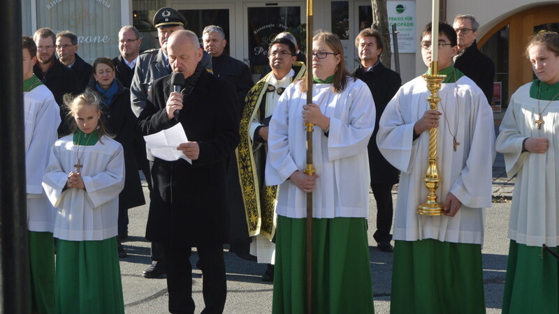 Bürgermeister Josef Reff, Pater Altus und der Vorsitzende der KSK, Johann Staudinger, sprachen am Kriegerdenkmal.