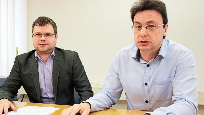 Erläuterten die unausweichliche Strompreiserhöhung: Stadtwerke-Geschäfsführer Marcus Hanff (rechts) und Florian Kolbeck.